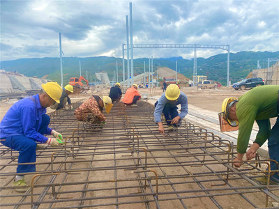 五一堅守筑匠心——鄭萬鐵路建設(shè)者假期奮戰(zhàn)一線保進度